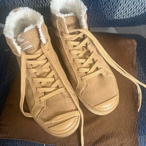 Cariuma fleece lined sneakers in camel sz 8